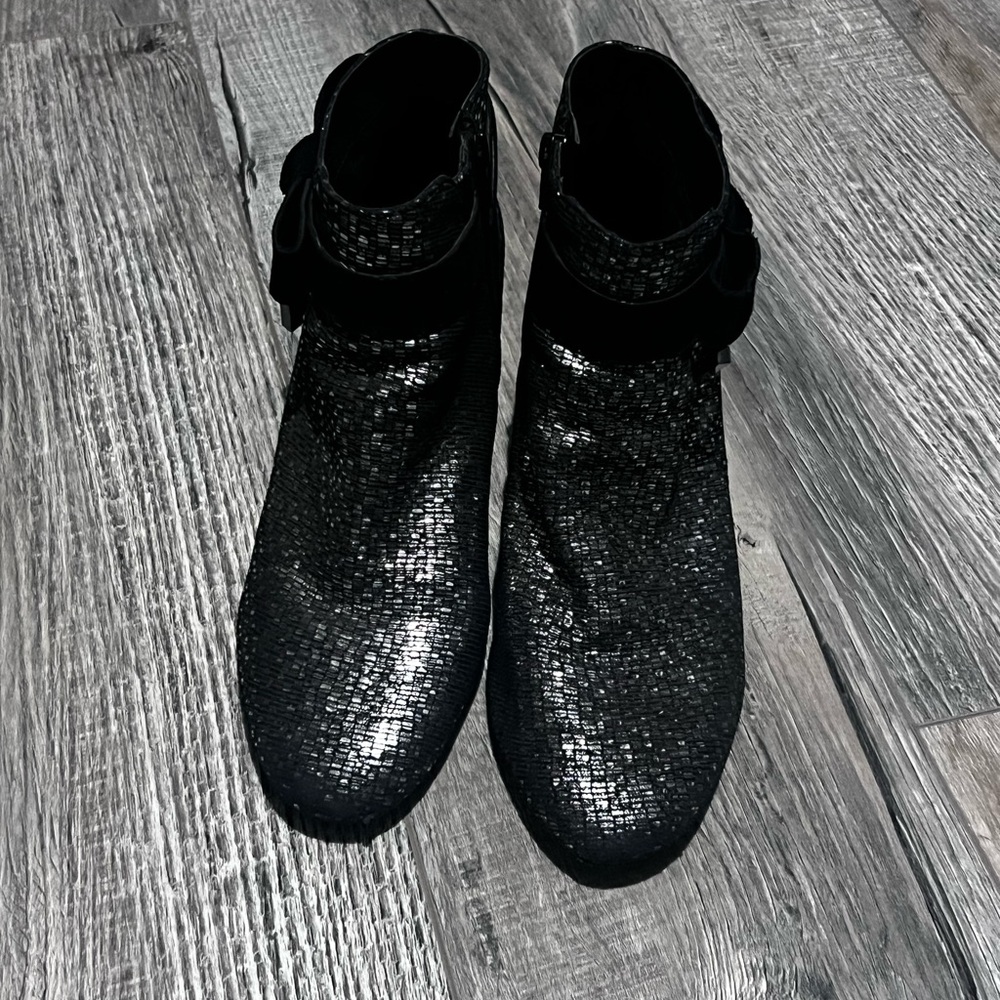 WOMENS size 9 boots.